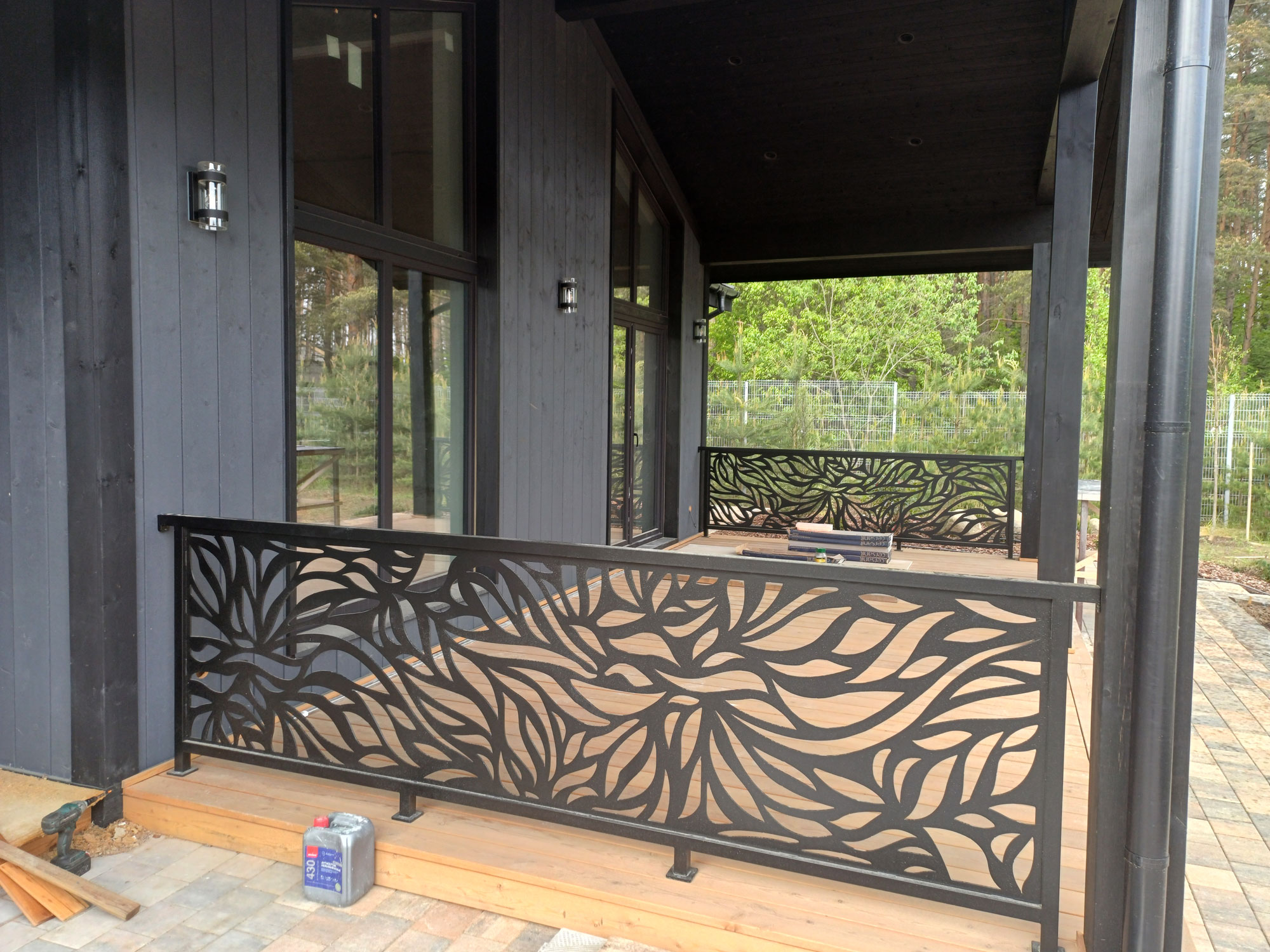 Лестница на металлическом каркасе в частном доме